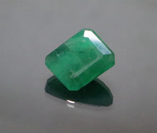 Load image into Gallery viewer, Emerald(Zambian) - 7.10 Carat